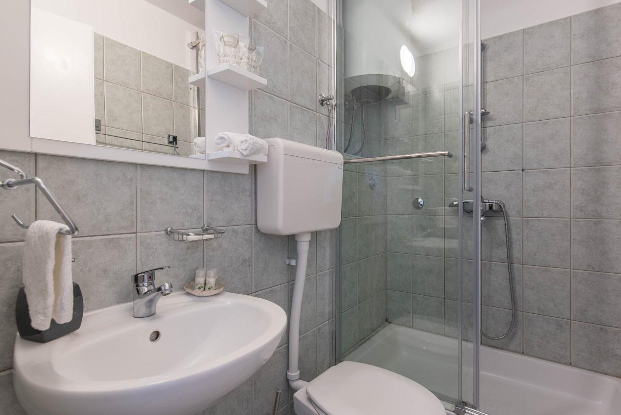 Beachfront Apartments Zanic Podstrana Kamer foto